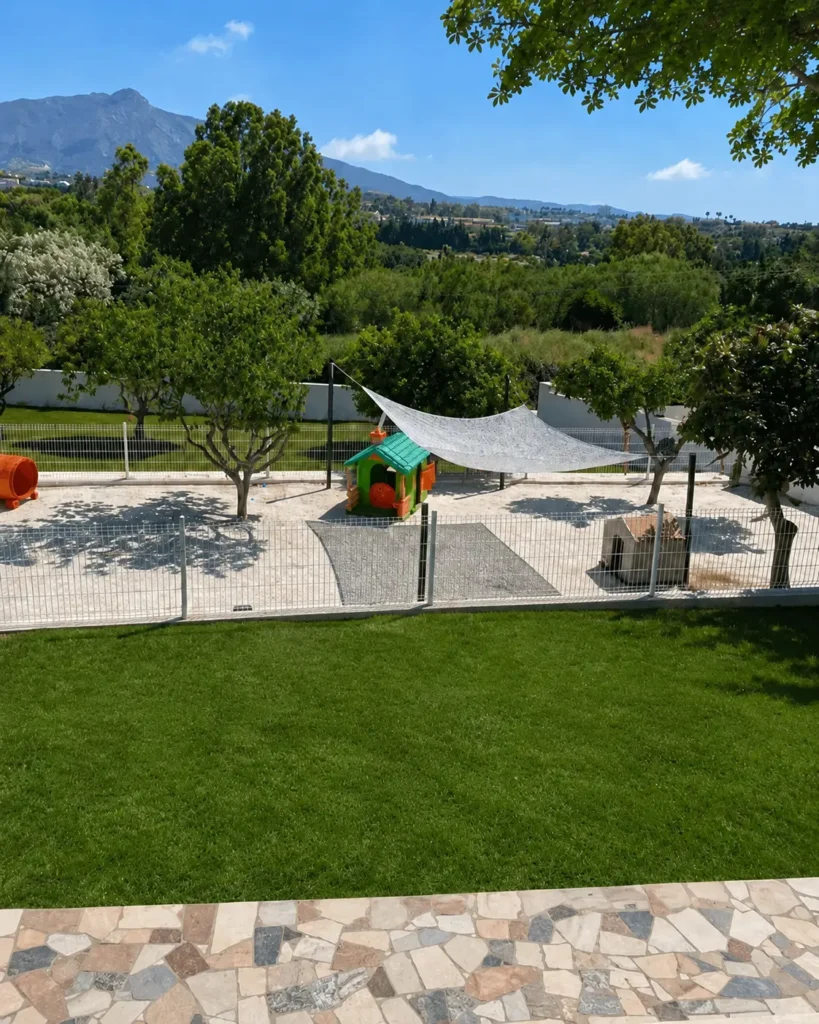 Hotel canino boutique · estancia premium con luz cálida